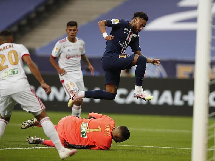 Lyon-Keeper Anthony Lopes ist vor PSG-Superstar Neymar am Ball.
