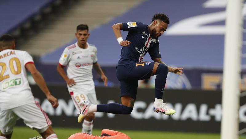 Lyon-Keeper Anthony Lopes ist vor PSG-Superstar Neymar am Ball. Lyon-Keeper Anthony Lopes ist vor PSG-Superstar Neymar am Ball.