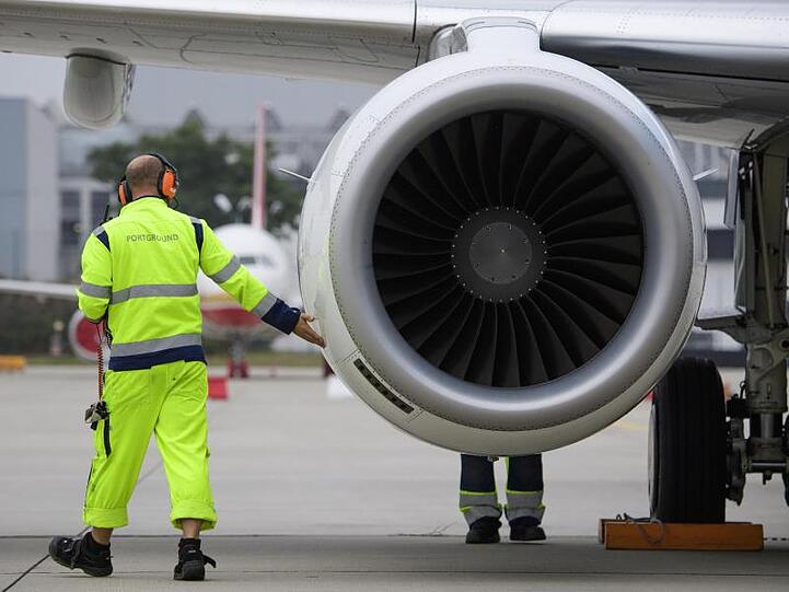 Ein Flugzeug auf dem Flughafen Dresden.
