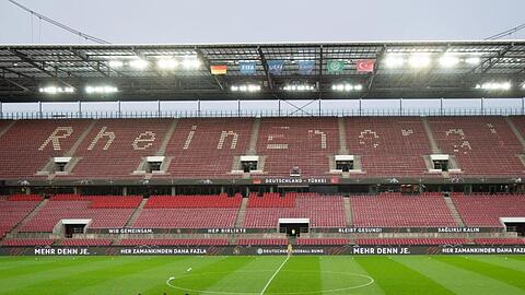 Die deutsche Nationalmannschaft hat sich am Tag vor dem Test-Länderspiel gegen die Türkei im leeren RheinEnergie-Stadion versammelt.
