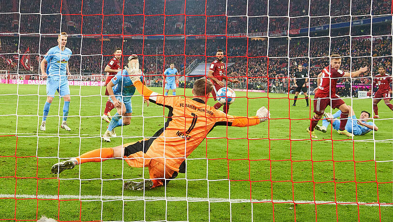 Weltklasse-Reflex: Bayerns Torhüter Manuel Neuer pariert in der 85. Minute den Kopfball von Freiburgs Nicolas Höfler.