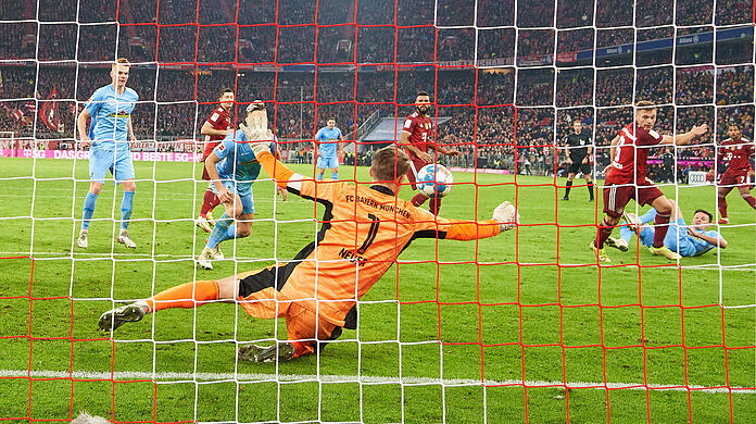 Weltklasse-Reflex: Bayerns Torhüter Manuel Neuer pariert in der 85. Minute den Kopfball von Freiburgs Nicolas Höfler.