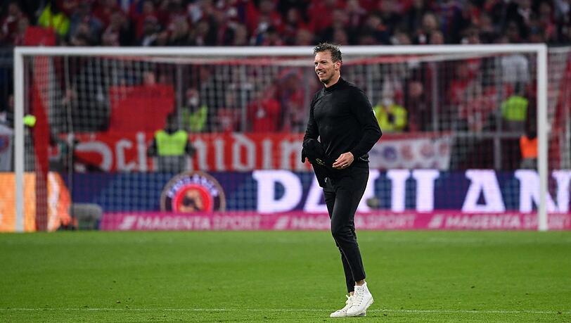 Bayerns Cheftrainer Julian Nagelsmann geht nach dem Sieg gegen den BVB über den Platz.
