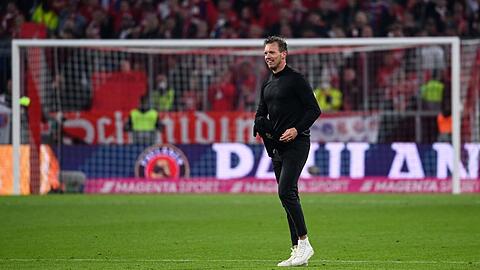 Bayerns Cheftrainer Julian Nagelsmann geht nach dem Sieg gegen den BVB über den Platz.