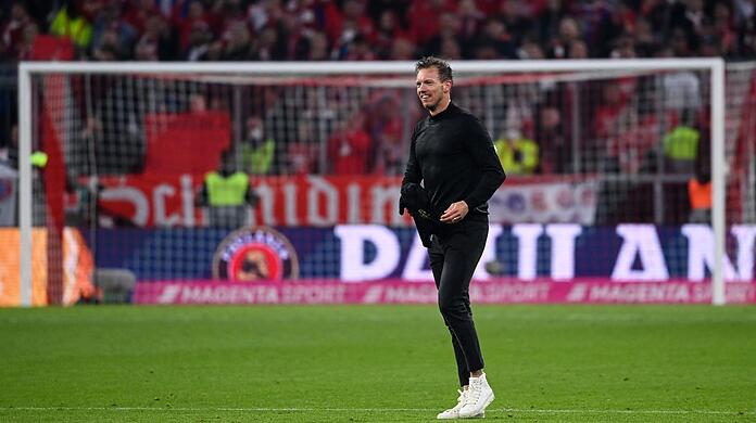 Bayerns Cheftrainer Julian Nagelsmann geht nach dem Sieg gegen den BVB über den Platz.