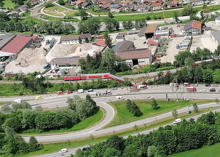Eine Luftaufnahme zeigt den entgleisten Regionalzug.