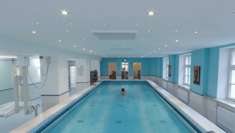 Hier kann man recht günstig schwimmen: Body up. Hier kann man recht günstig schwimmen: Body up.