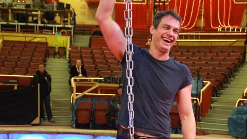 Ralf Bauer in Ketten - er lacht, verletzte sich aber bei seiner ersten Probe leicht.