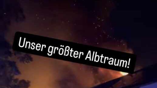 Das Feuer im Nachbarhaus von Mola Adebisi hat sogar auf die Autos übergegriffen. Das Feuer im Nachbarhaus von Mola Adebisi hat sogar auf die Autos übergegriffen.
