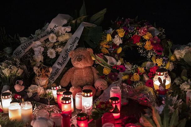 Blumen, Kerzen und ein Teddybär an der Stelle im Aschaffenburger Schöntal-Park, an der ein 28-jähriger Afghane eineen zweijährigen Buben und einen 41-Jährigen erstochen hat. Blumen, Kerzen und ein Teddybär an der Stelle im Aschaffenburger Schöntal-Park, an der ein 28-jähriger Afghane eineen zweijährigen Buben und einen 41-Jährigen erstochen hat.