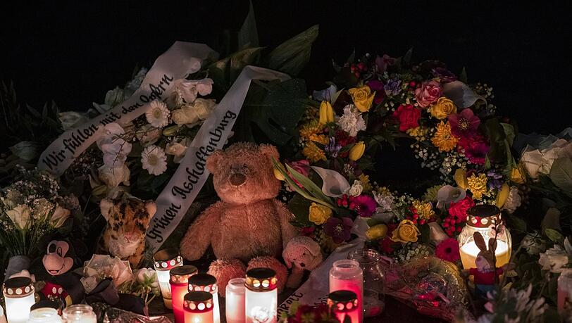 Blumen, Kerzen und ein Teddybär an der Stelle im Aschaffenburger Schöntal-Park, an der ein 28-jähriger Afghane eineen zweijährigen Buben und einen 41-Jährigen erstochen hat. Blumen, Kerzen und ein Teddybär an der Stelle im Aschaffenburger Schöntal-Park, an der ein 28-jähriger Afghane eineen zweijährigen Buben und einen 41-Jährigen erstochen hat.