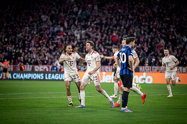 Müller (Mitte) freut sich über sein letztes Arena-Tor. Müller (Mitte) freut sich über sein letztes Arena-Tor.