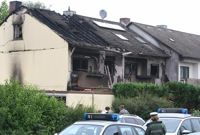 Vermutlich handelt es sich um ein Familiendrama:  Bei der Explosion zweier Reihenhaeuser in Winterhausen (Kreis Wuerzburg) sind in der Nacht zu Montag zwei Menschen getoetet worden. Die Bilder.