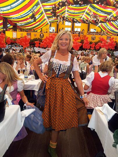 Jutta Speidel im Afrika Dirndl von Noa Nee  in der Türkenstraße unterstützt FrauenProjekte in Afrika.