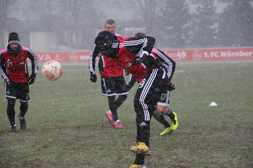 Während des Aufwärmspiels zog ein heftiger Schneeschauer über den Trainingsplatz.