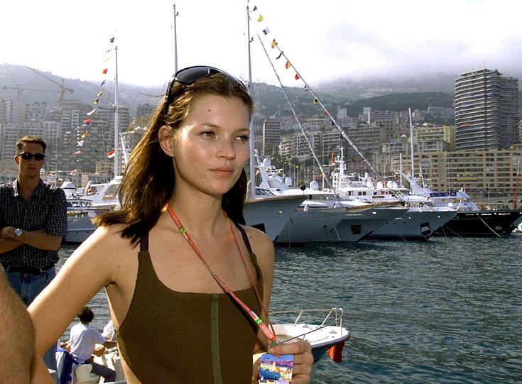 Das Top-Model posiert im Mai 1999 im Hafen von Monte Carlo in der Nähe des Formel 1-Fahrerlagers für die Fotografen
