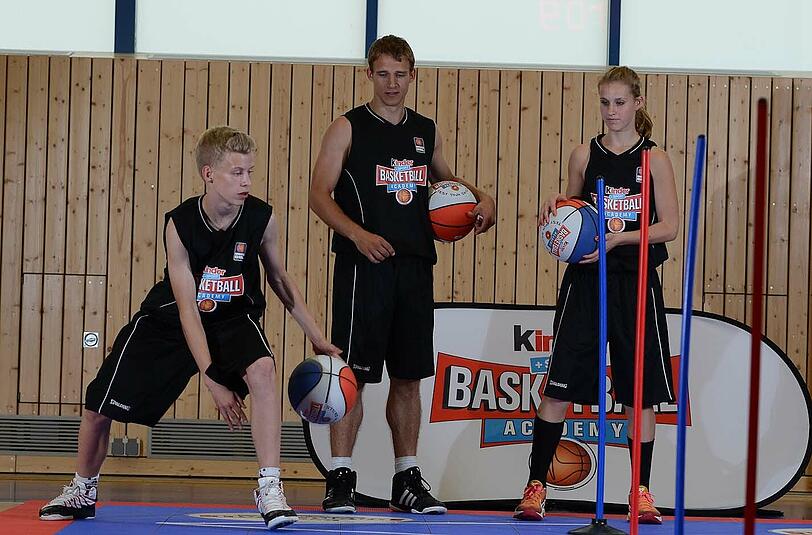 Bayern-Star Heiko Schaffartzik im Training mit den Kids.