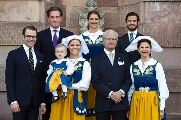Die schwedische Königsfamilie (v. l.) Prinz Daniel, Christopher O'Neill, Prinzessin Estelle, Kronprinzessin Victoria, Prinzessin Madeleine, König Carl Gustaf, Prinz Carl Philip und Königin Silvia