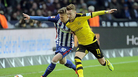 Der Dortmunder Marco Reus (links) und der Herthaner Mitchell Weiser im Laufduell.
