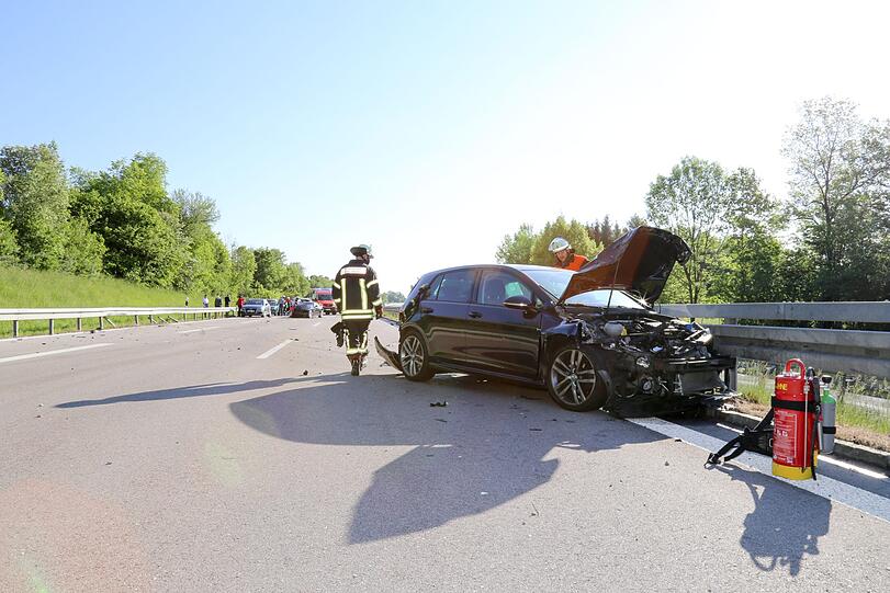 Der Autobahnabschnitt ist mit Schrott-Teilen übersät - die Bilder von der Unfallstelle auf der A95 Richtung Garmisch.