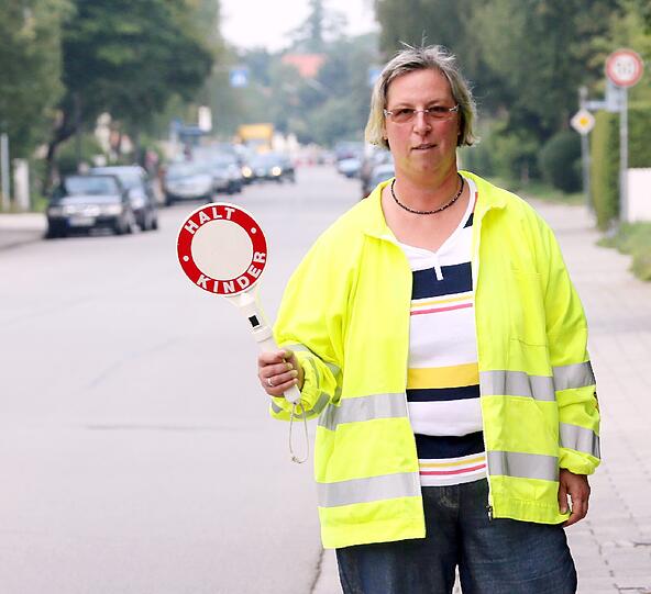 Schulweghelfer bringen Kinder sicher über die Straße. (Archivbild)