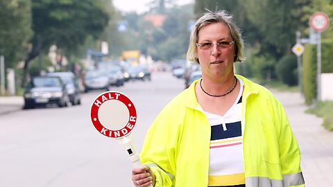 Schulweghelfer bringen Kinder sicher über die Straße. (Archivbild)