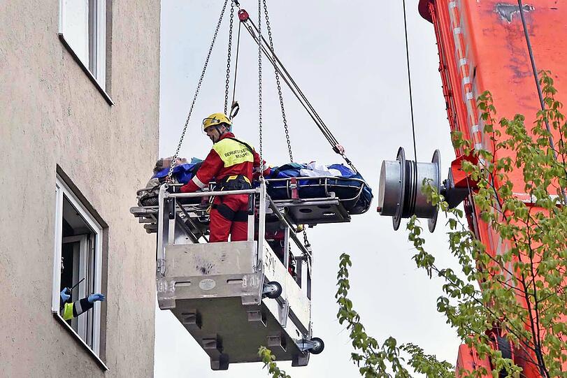Die Feurwehr musste den Patienten mit schwerem Gerät aus der Wohnung transportieren.