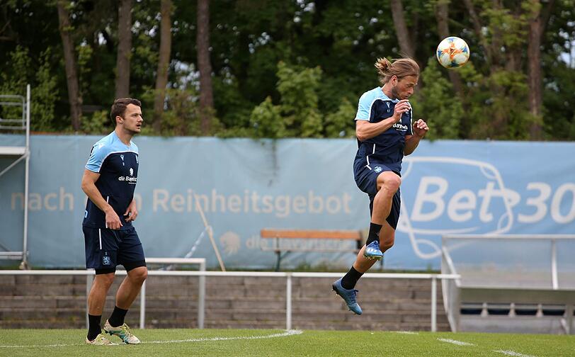 Kristian Böhnleinn macht es vor: Auch der Kopfball wird fleißig trainiert.