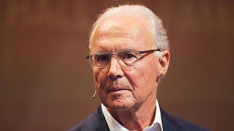 Franz Beckenbauer steht bei einer Veranstaltung auf einer Bühne. Foto: Ina Fassbender/dpa/Archivbild