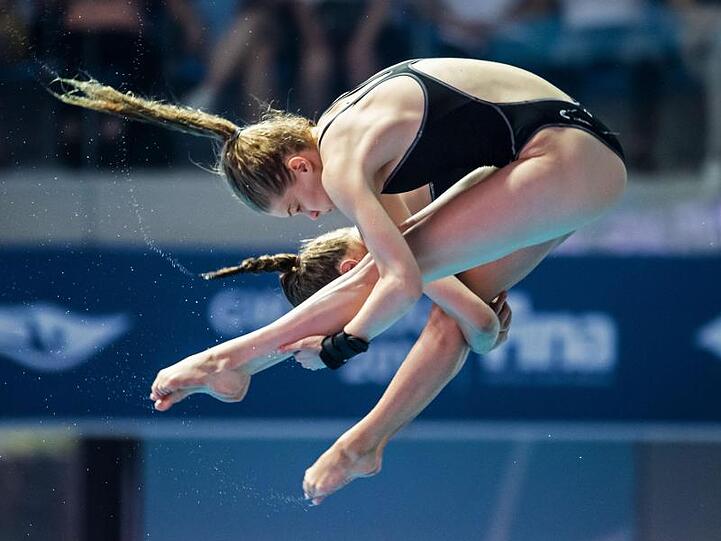 Die Wasserspringerinnen Christina Wassen und Tina Punzel aus Deutschland in Aktion.