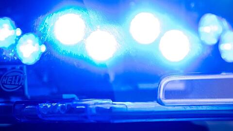 Ein Blaulicht leuchtet an einer Polizeistreife. (Symbolbild)