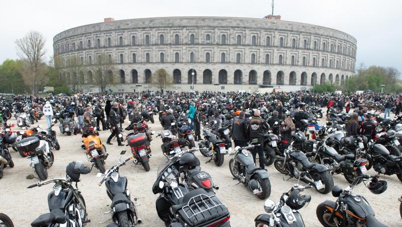 Unter dem Motto "Ride Free 2021" versammeln sich Motorradfahrer auf dem Volksfestplatz in Nürnberg.