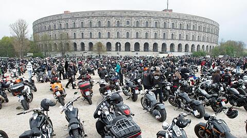 Unter dem Motto "Ride Free 2021" versammeln sich Motorradfahrer auf dem Volksfestplatz in Nürnberg.