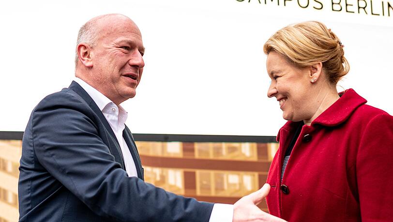 Die Regierende Bürgermeisterin Franziska Giffey (l.) und 
der CDU-Spitzenkandidat Kai Wegner.
