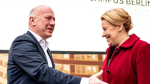 Die Regierende Bürgermeisterin Franziska Giffey (l.) und 
der CDU-Spitzenkandidat Kai Wegner.