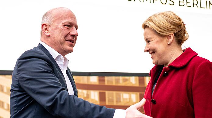 Die Regierende Bürgermeisterin Franziska Giffey (l.) und 
der CDU-Spitzenkandidat Kai Wegner.