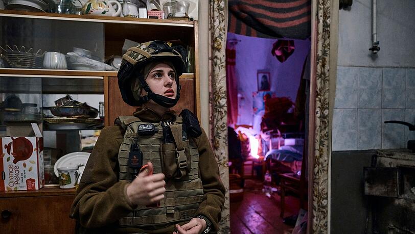 Eine Militärsanitäterin macht in Bachmut eine kurze Pause.