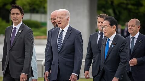 Kanadas Premier Justin Trudeau EU-Ratspräsident Charles Michel, US-Präsident Joe Biden, Frankreichs Präsident Emmanuel Macron, Japans Premier Fumio Kishida und Bundeskanzler Olaf Scholz (v.l.n.r.).