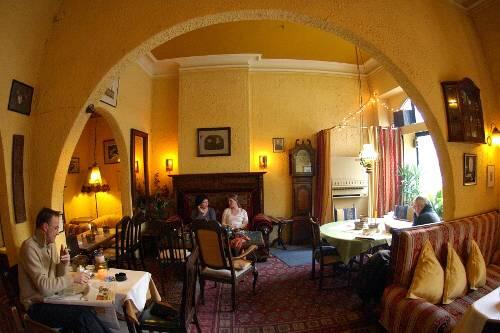 Gemütliche Sofas und Jugendstil-Stühle, Wanduhren und Co: In der Teestube scheint die Zeit still zu stehen.