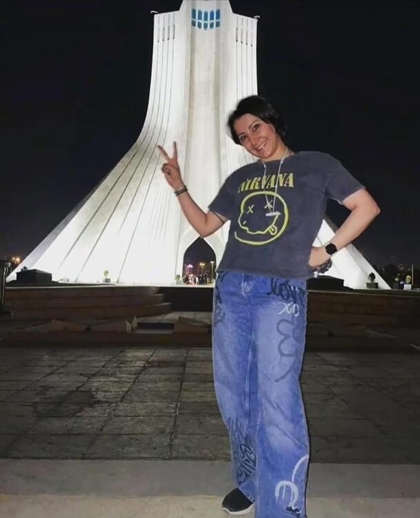 Berlouie ohne Hijab vor dem Azadi-Turm in Teheran.