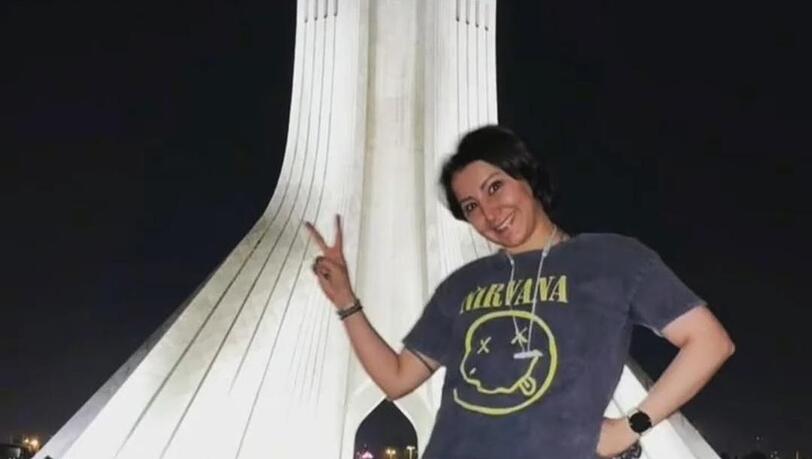 Berlouie ohne Hijab vor dem Azadi-Turm in Teheran.