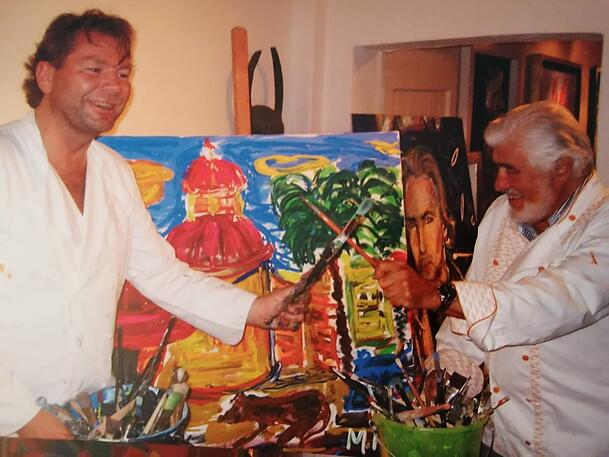 Mario Adorf (re.) beim Besuch von Markus Tollmanns (li.) privatem Atelier.