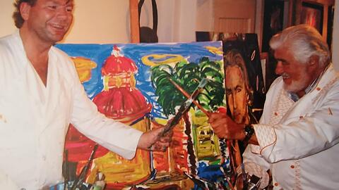 Mario Adorf (re.) beim Besuch von Markus Tollmanns (li.) privatem Atelier.