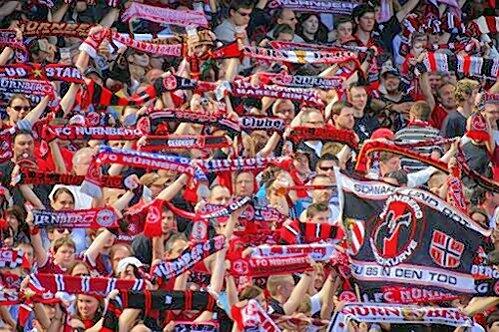 Das Stadion ist schon lange ausverkauft, die Fans sind bereit: 90 Minuten vollste Unterstützung für ihre Club-Elf gegen Köln.