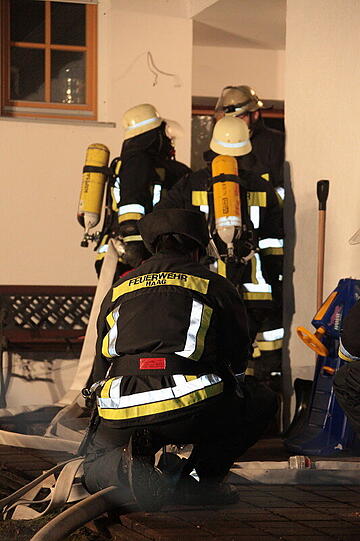 Zu einem Garagenbrand in Dörfl wurden mehrere Feuerwehren alarmiert. Das Feuer ist vermutlich im Dachbereich der Garage ausgebrochen und griff auf das Wohnhaus über.