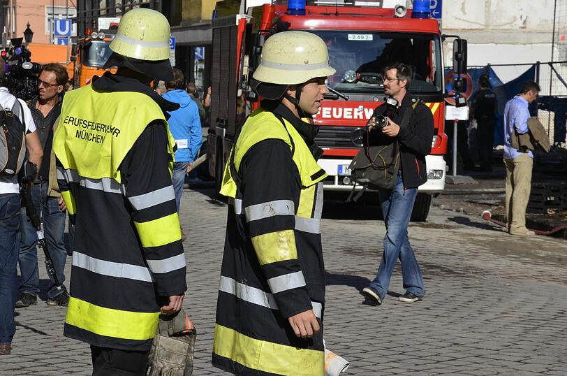 Schwabing am Tag nach der Bombensprengung: Die Spuren der Detonation sind deutlich zu erkennen, teilweise hat sie schwere Schäden verursacht. Derzeit werden die Schäden an den Gebäuden der Umgebung erfasst.