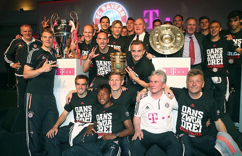 Die Bilder vom Bankett des FC Bayern München nach dem Triple-Gewinn in Berlin.
