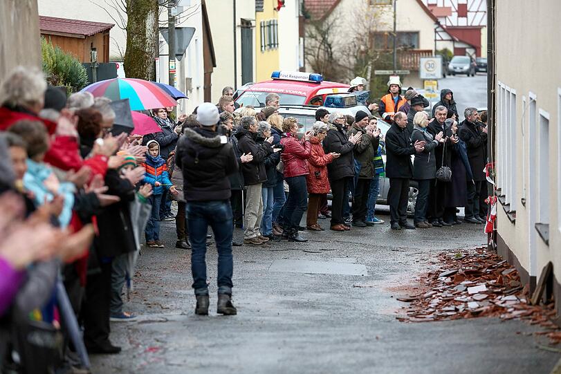 Nach den Brandanschlägen auf Asylbewerber-Unterkünfte haben die Menschen in Vorra eine Menschenkette und einen Solidaritätsgottesdienst unter dem Motto "Vorra setzt ein Zeichen" veranstaltet.