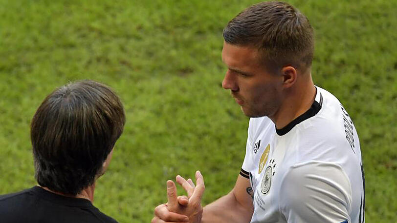 Lukas Podolski (r) beim Handschlag mit Bundestrainer Joachim Löw während der EM.