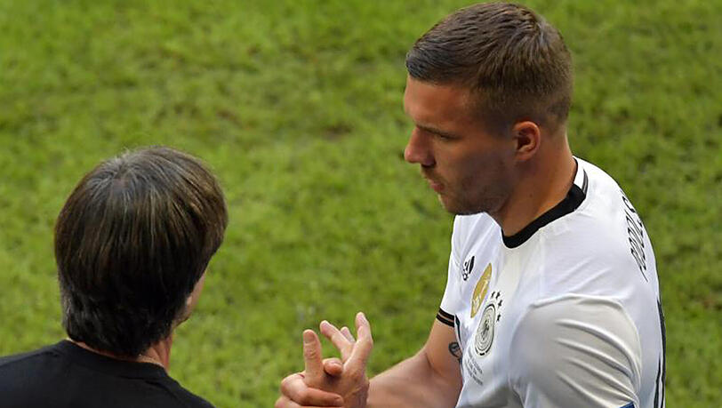 Lukas Podolski (r) beim Handschlag mit Bundestrainer Joachim Löw während der EM. Lukas Podolski (r) beim Handschlag mit Bundestrainer Joachim Löw während der EM.